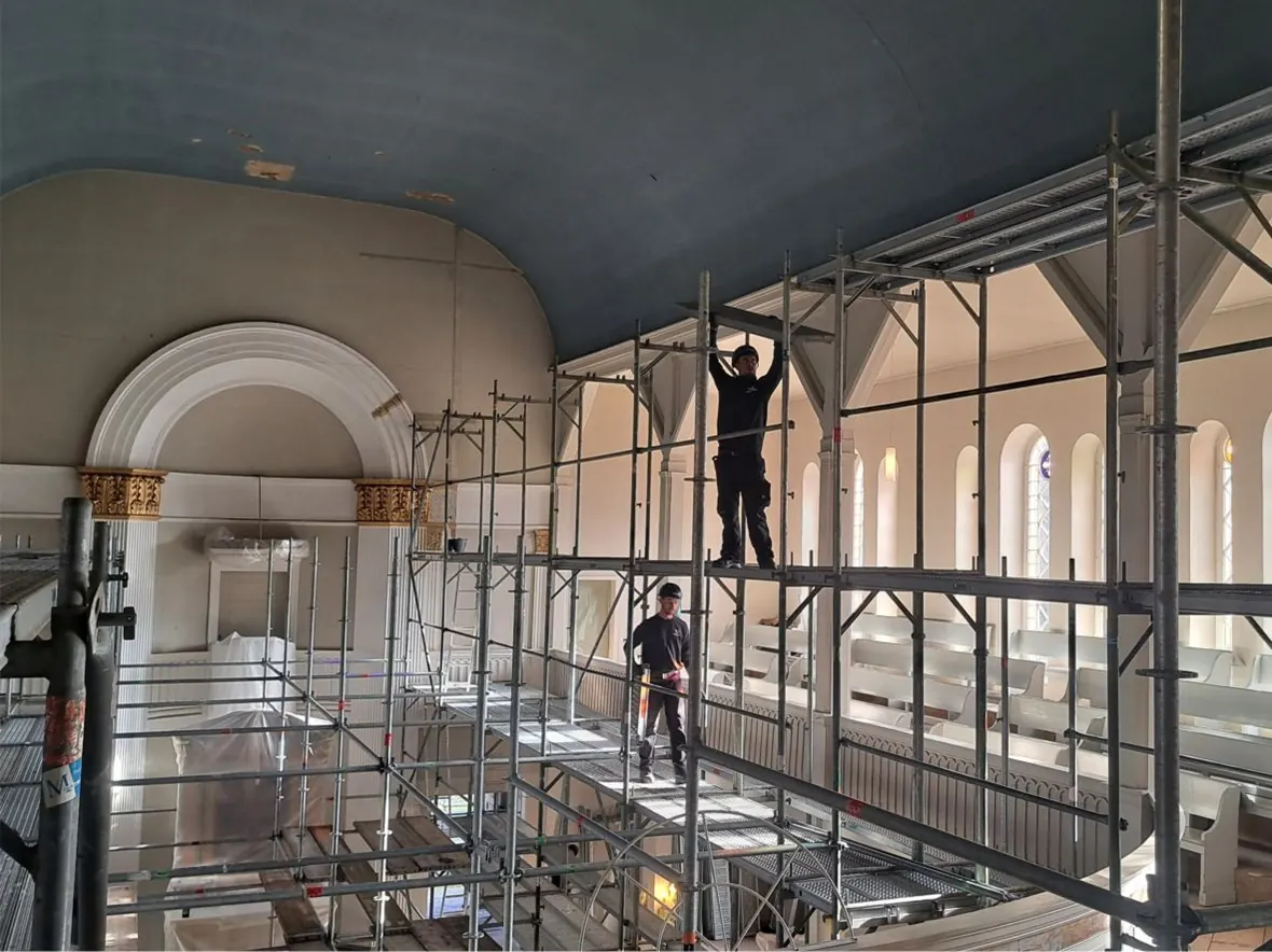 Gerüst im Innenraum einer Kirche