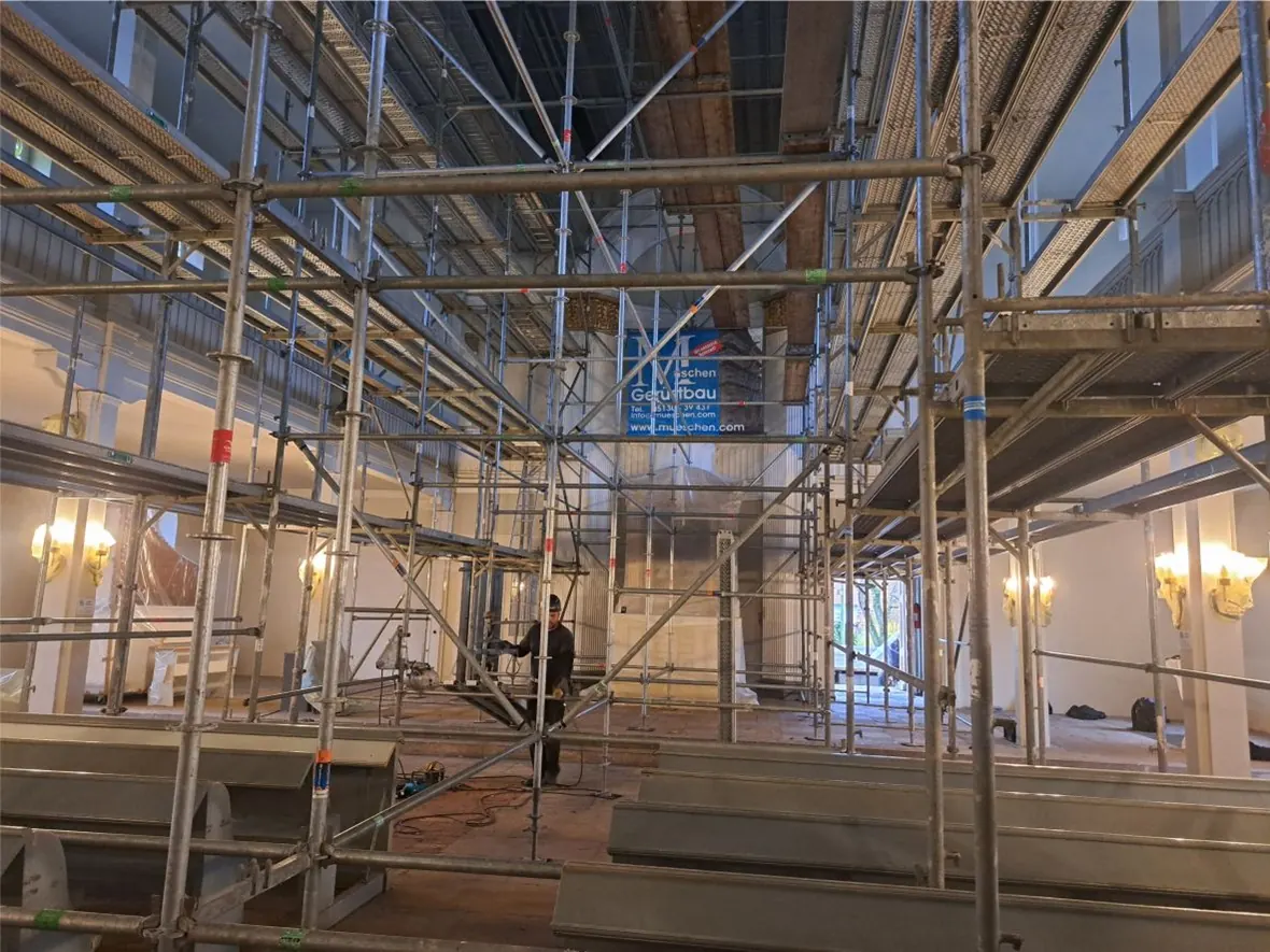 Großflächiges Industriegerüst in einer Halle