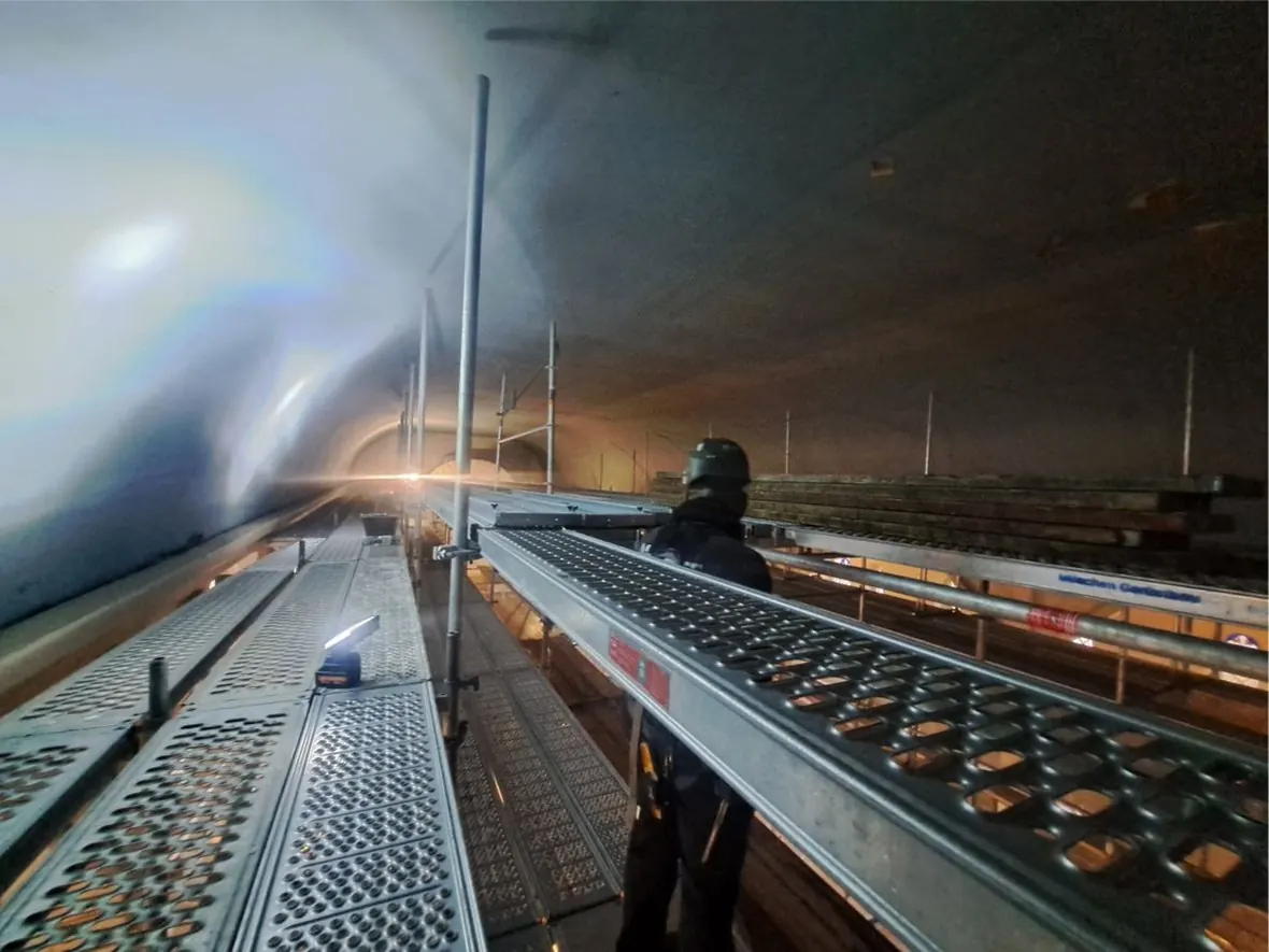 Gerüstkonstruktion in einer langen Tunnelanlage